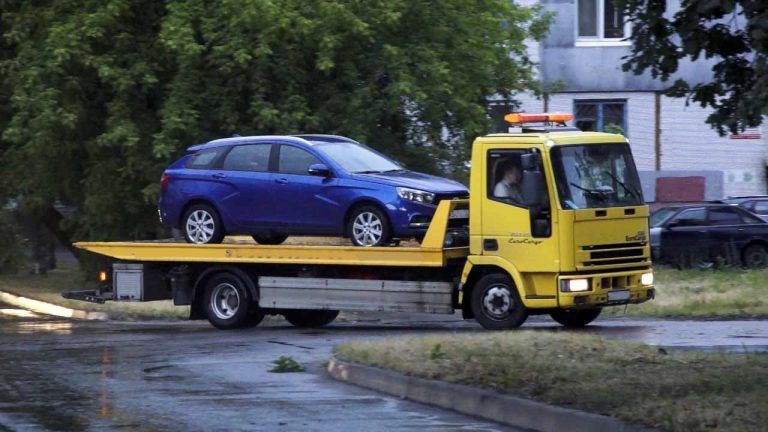 Servicio de grúa, remolque y auxilio mecánico disponibles en tu área.